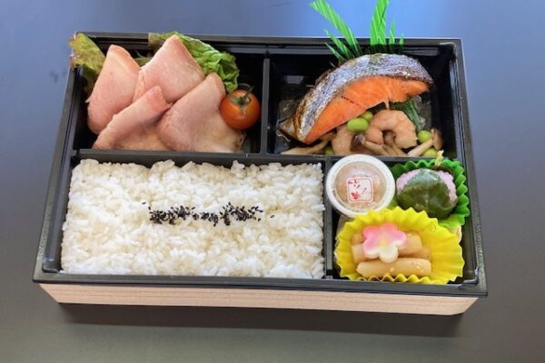 ふじのくに弁当　焼きサーモン　海老とキノコの餡かけ